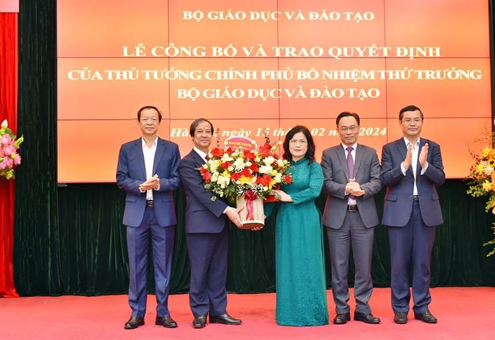 bo giao duc va dao tao phan cong lai nhiem vu cua bo truong va cac thu truong hinh 1