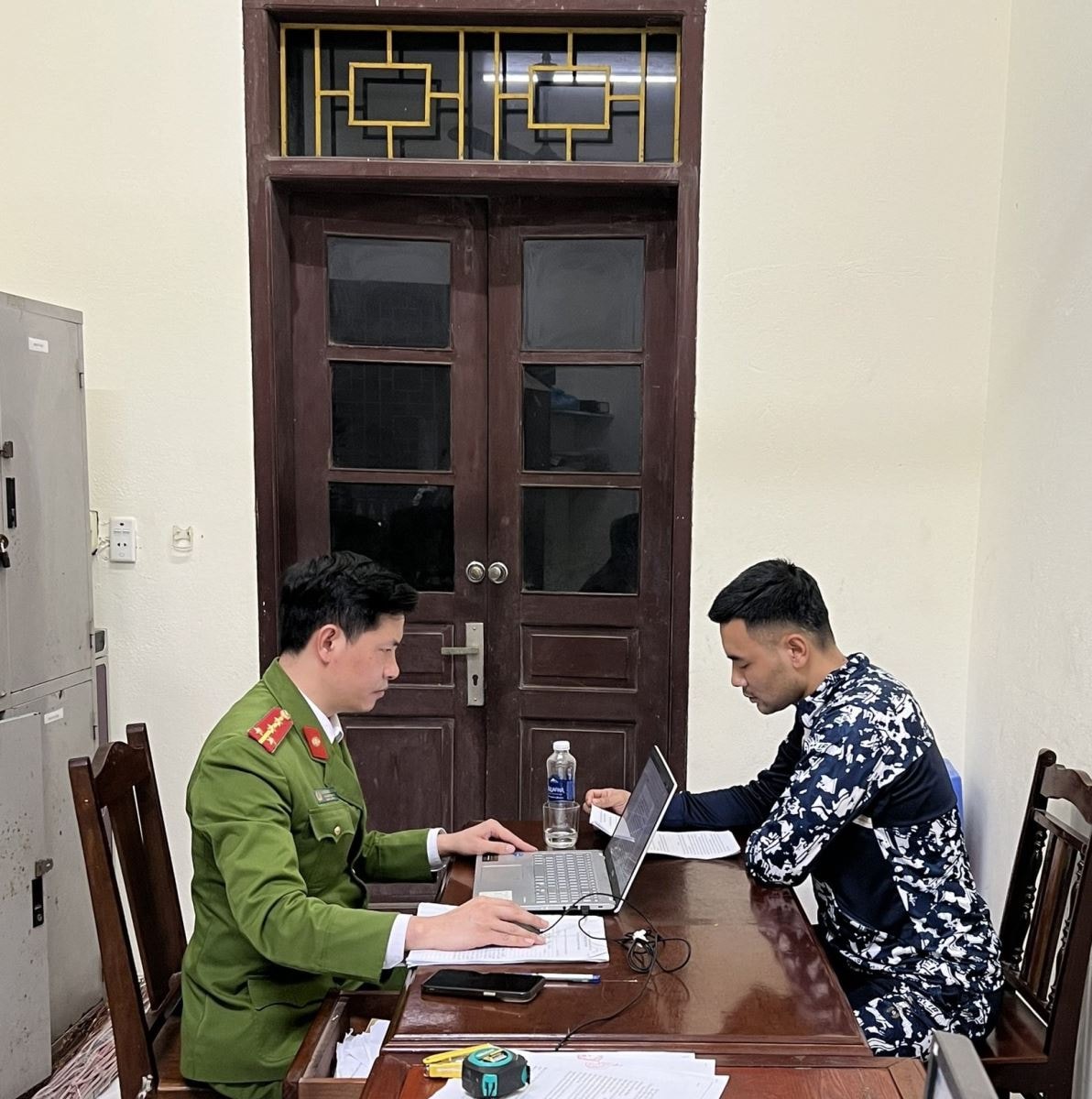 nghe tin ban bi danh 7 thanh nien mang dao va sung den ho tro hinh 1