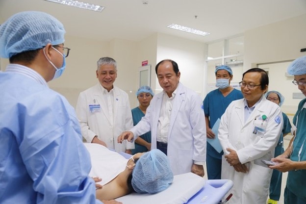 tp hcm em be duoc can thiep thong tim xuyen bao thai thu 2 chao doi khoe manh hinh 1