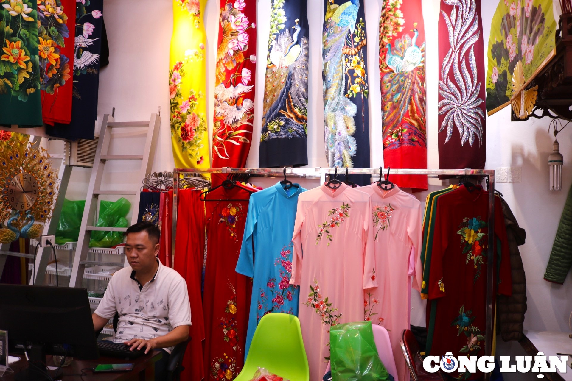 nguoi phu nu o ha noi gan ca doi voi nhung ta ao dai truyen thong hinh 12