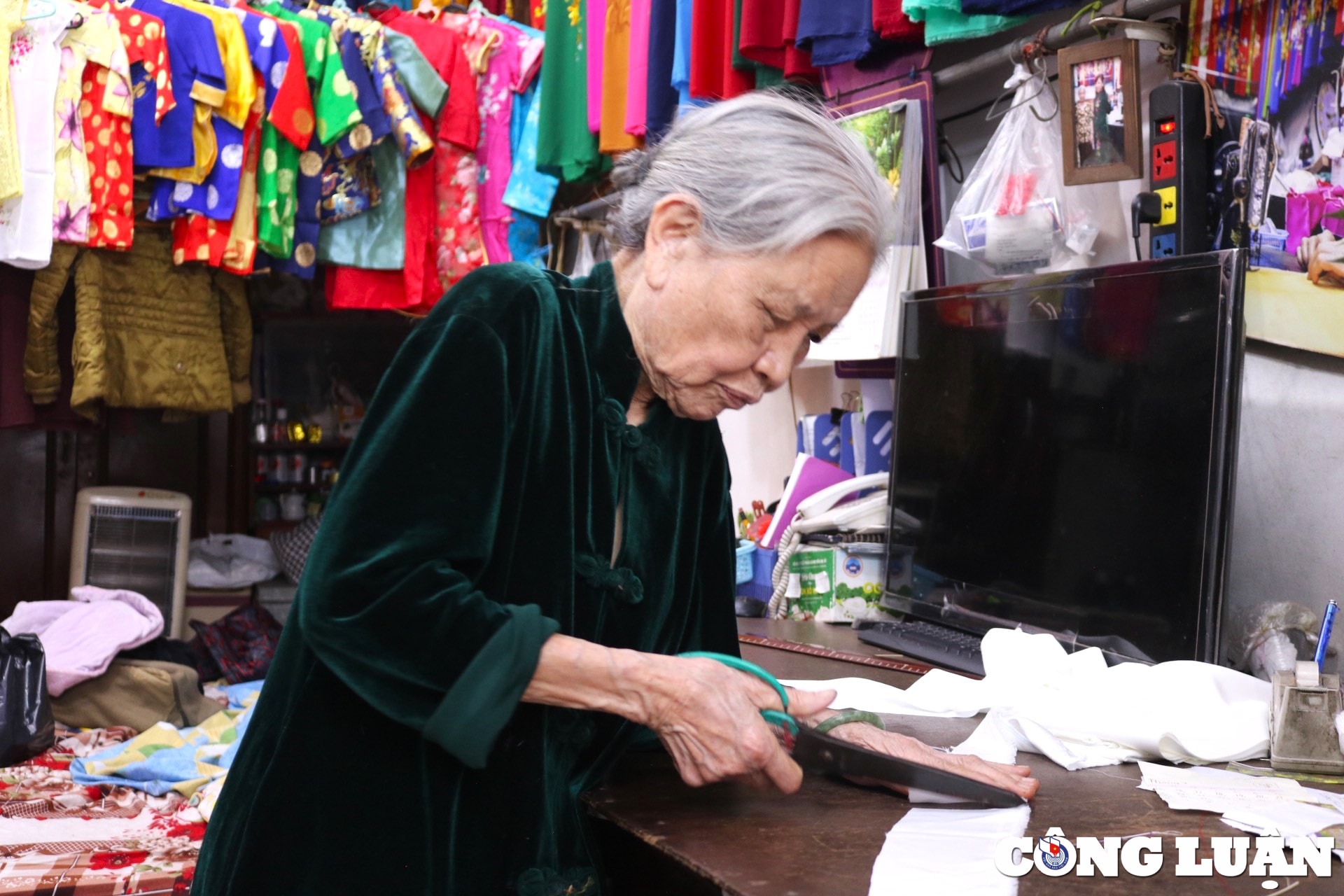 nguoi phu nu o ha noi gan ca doi voi nhung ta ao dai truyen thong hinh 3