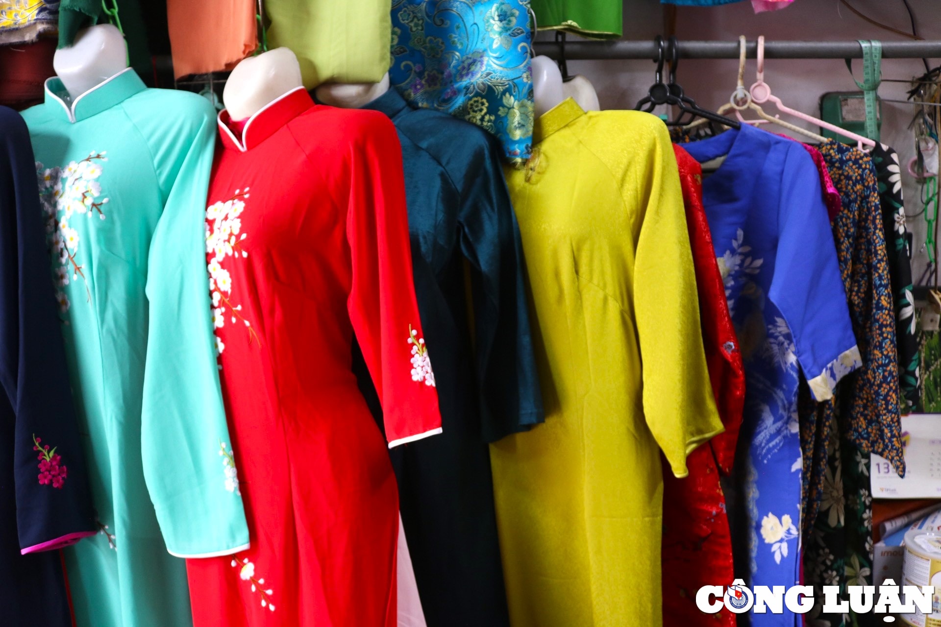nguoi phu nu o ha noi gan ca doi voi nhung ta ao dai truyen thong hinh 7