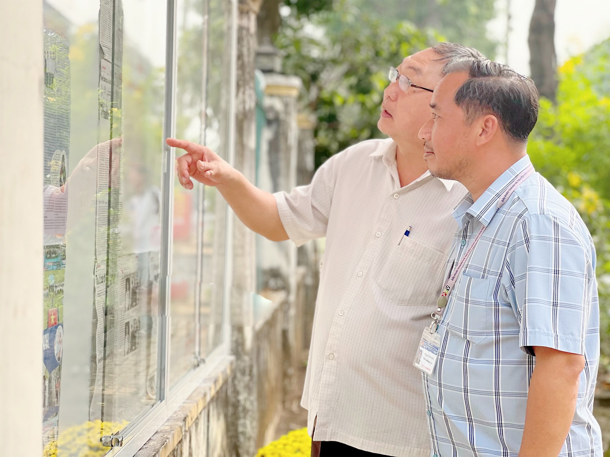 doc bao giay tren bang tin net dep trong khong gian van hoa doc hinh 3