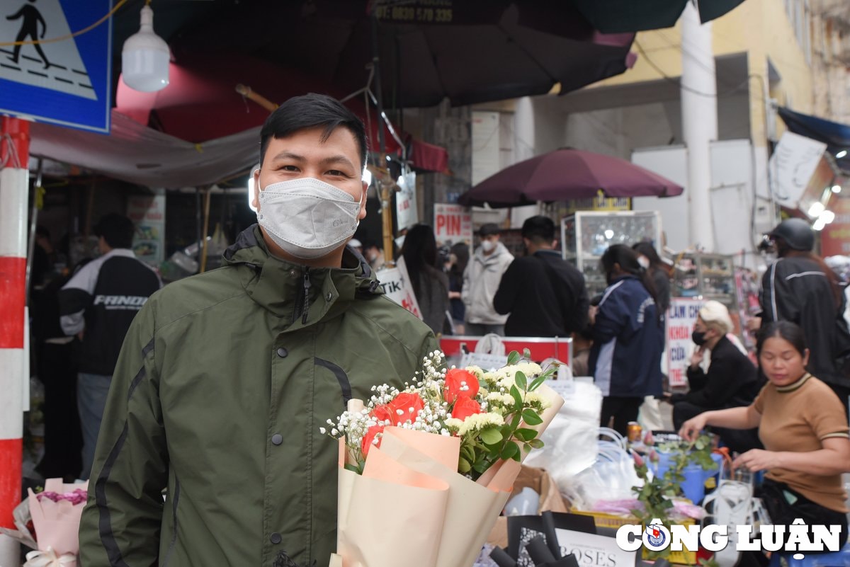 cac ban tre ha noi xep hang mua hoa ngay quoc te phu nu 8 3 hinh 8
