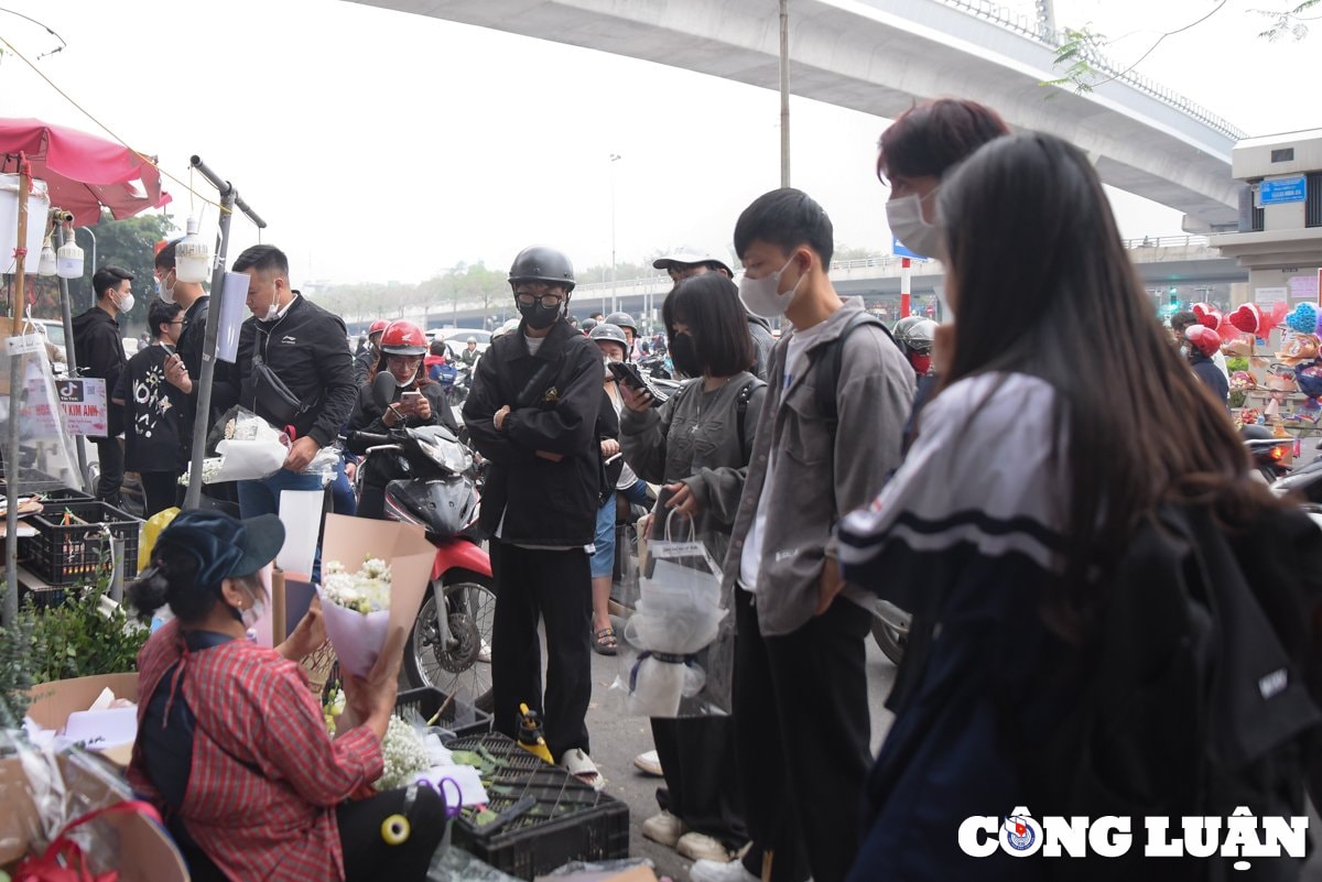 cac ban tre ha noi xep hang mua hoa ngay quoc te phu nu 8 3 hinh 2
