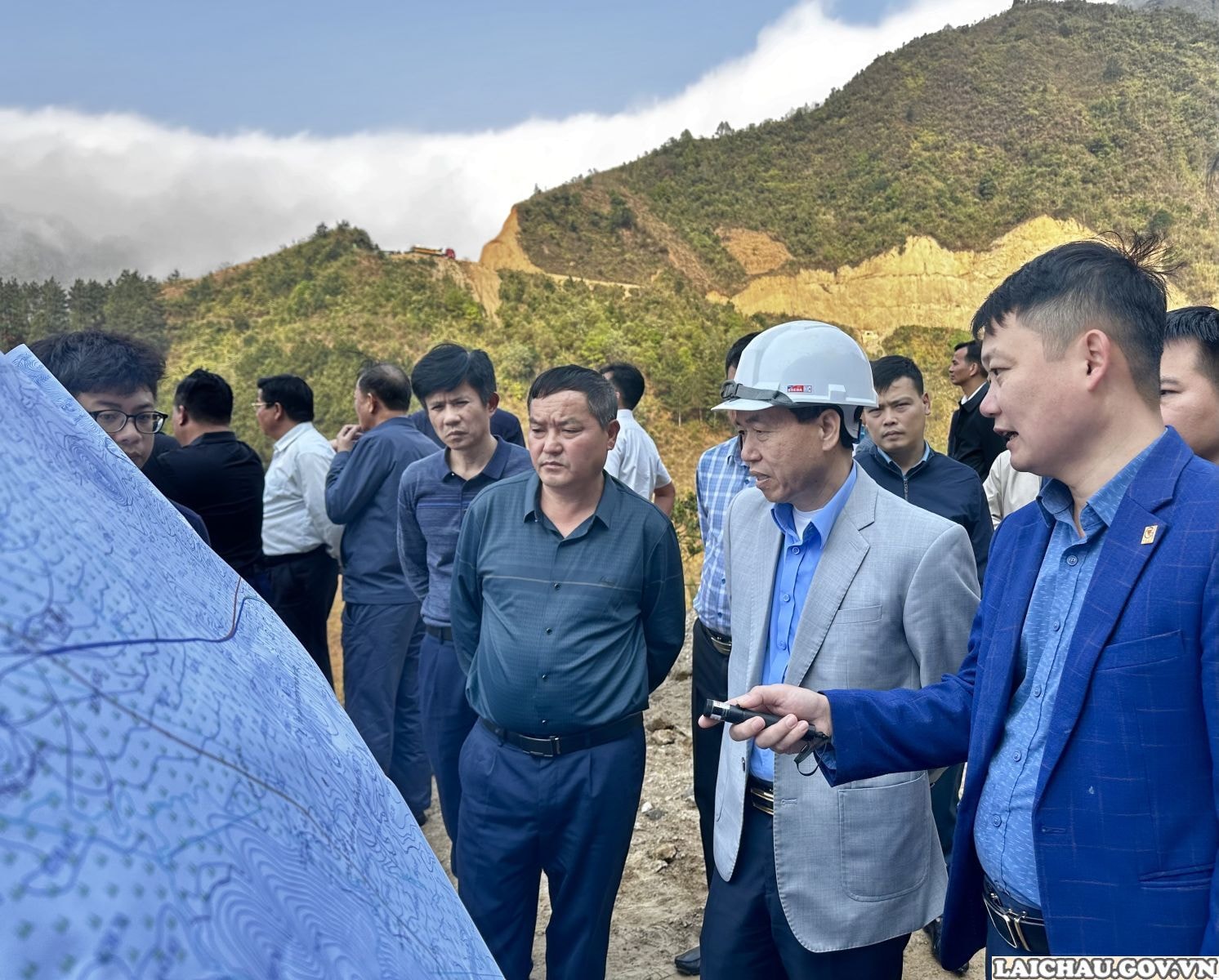 de xuat chu truong dau tu du an xay dung ham duong bo qua deo khau co noi lao cai voi lai chau hinh 1