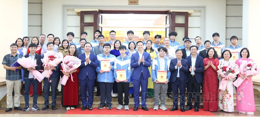 bac ninh gap mat 15 hoc sinh tham du ky thi chon doi tuyen olympic khu vuc va quoc te 2024 hinh 1