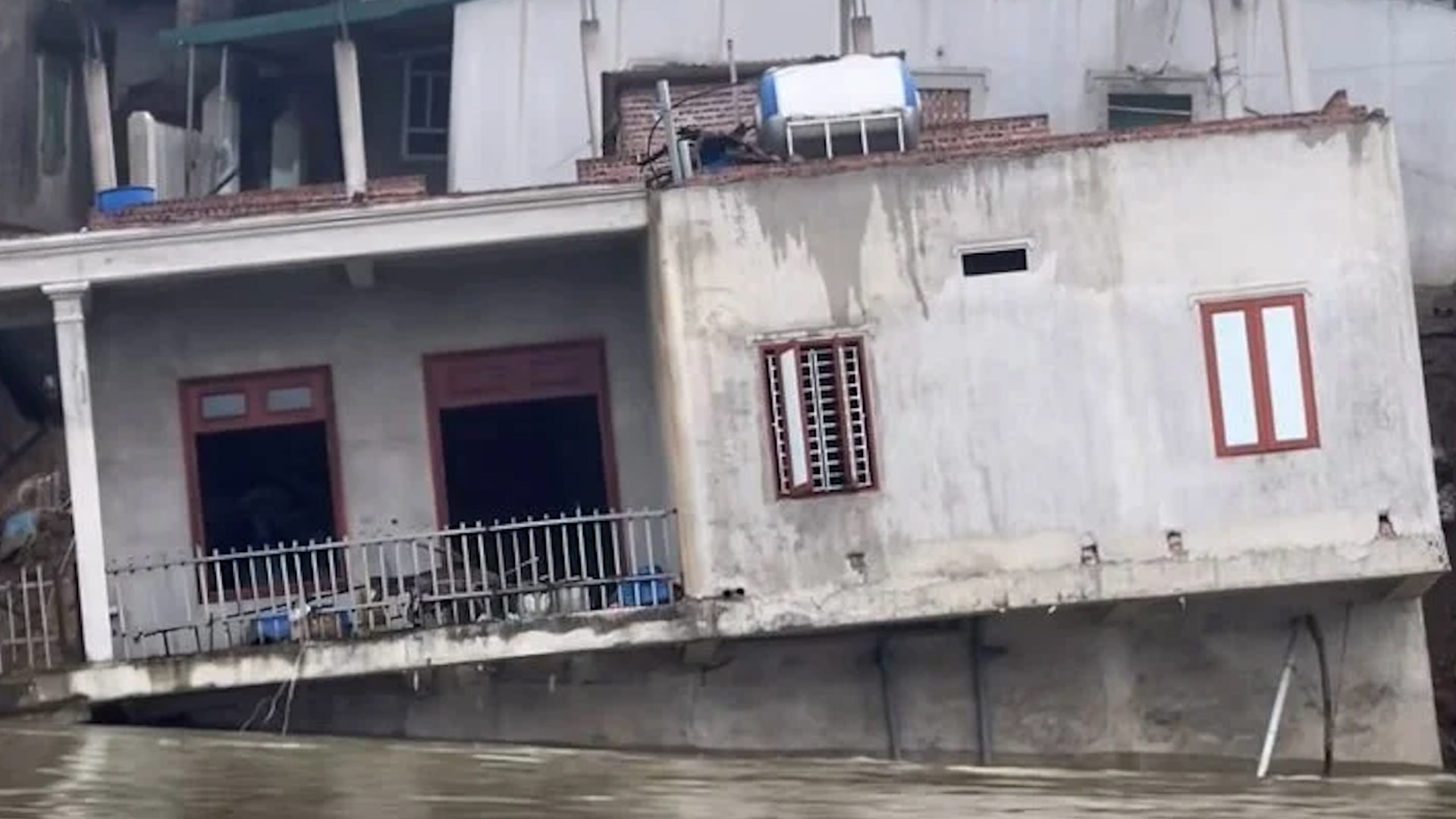 bac ninh sat lo bo song cau nuot chung mot can nha hinh 1