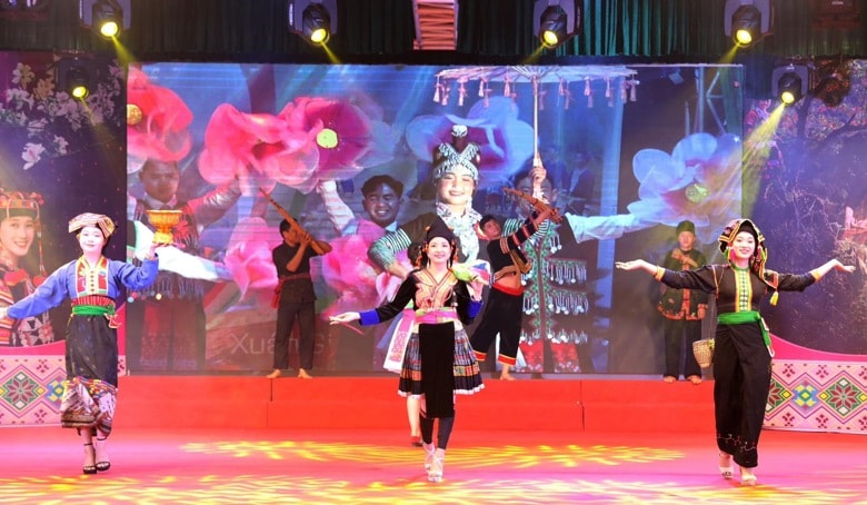lien hoan nghe thuat xoe thai khen mong tinh dien bien hinh 2