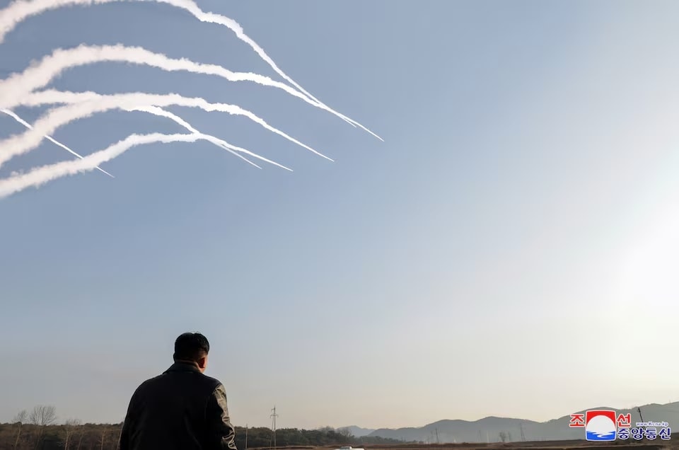 ong kim jong un giam sat cuoc tap tran voi be phong ten lua sieu lon cua trieu tien hinh 2