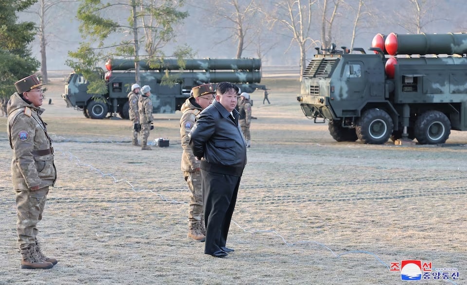 ong kim jong un giam sat cuoc tap tran voi be phong ten lua sieu lon cua trieu tien hinh 1