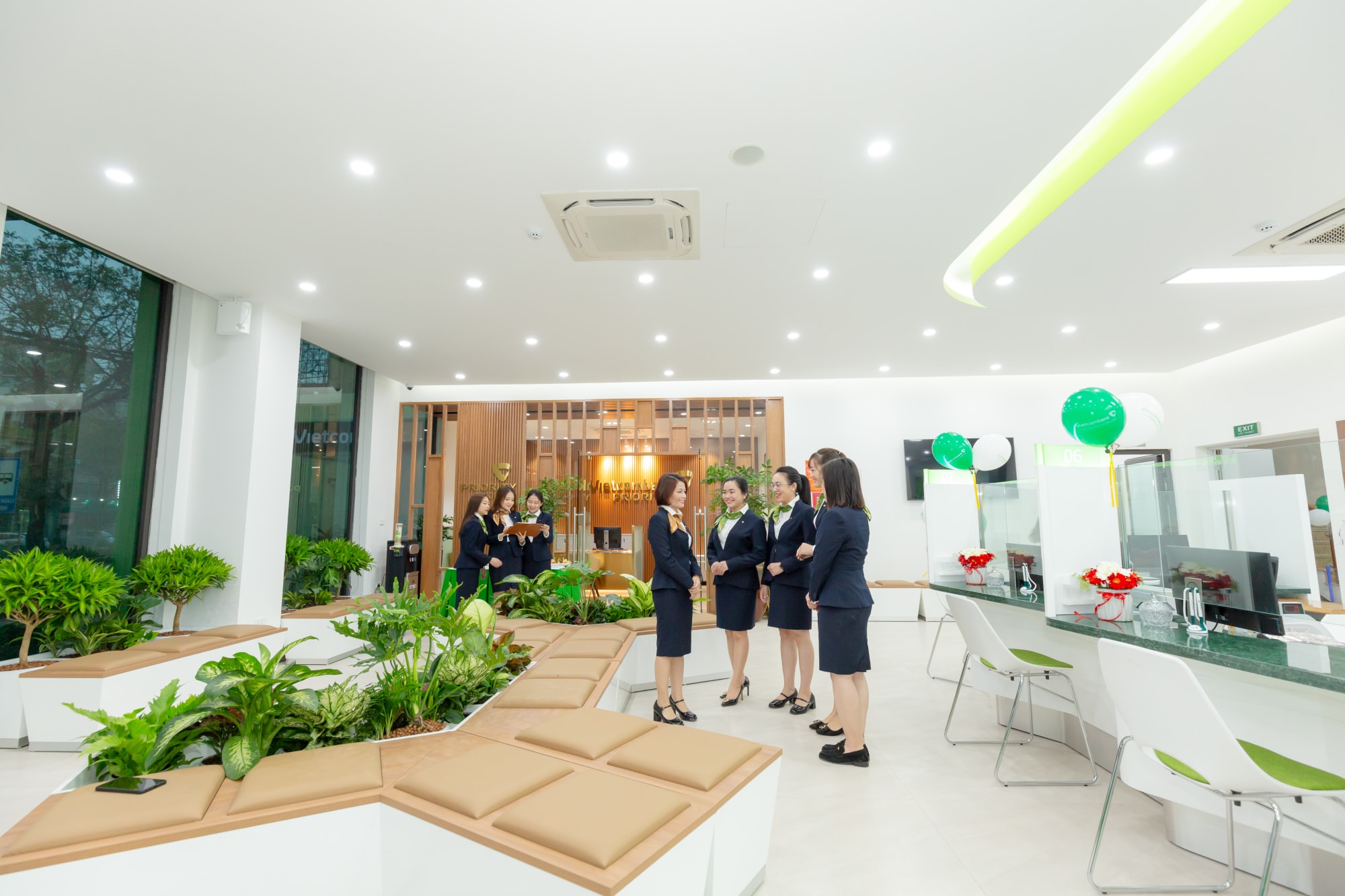 vietcombank khai truong hoat dong nhieu chi nhanh moi mo rong mang luoi phuc vu khach hang hinh 1