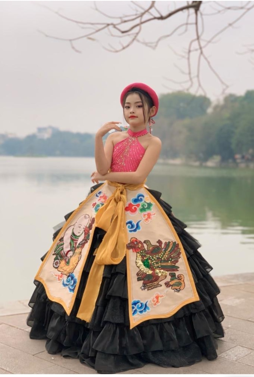 nguyen tran bao linh va nguyen phuong thao dien quoc phuc hoa sac di thi quoc te hinh 1