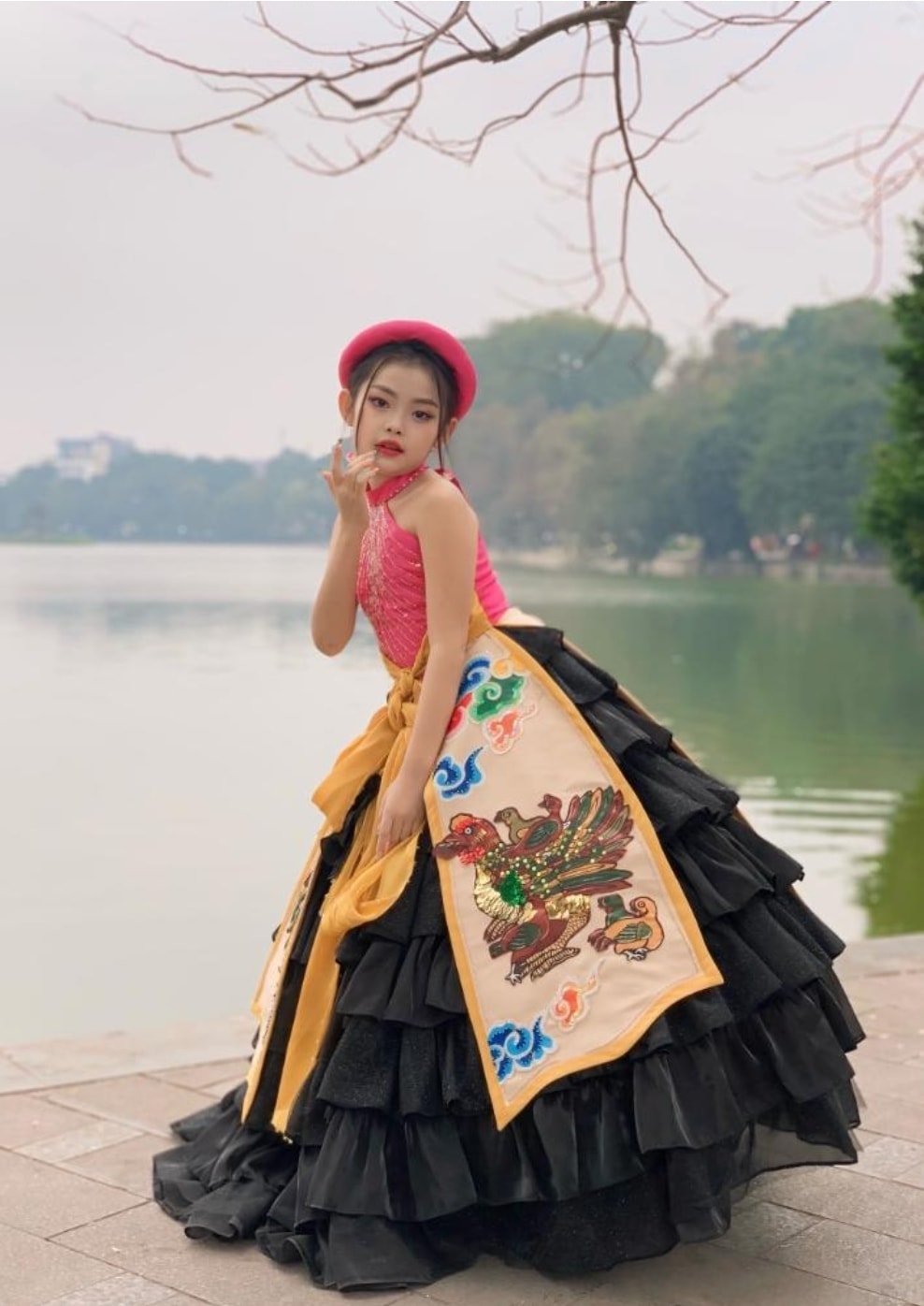 nguyen tran bao linh va nguyen phuong thao dien quoc phuc hoa sac di thi quoc te hinh 2