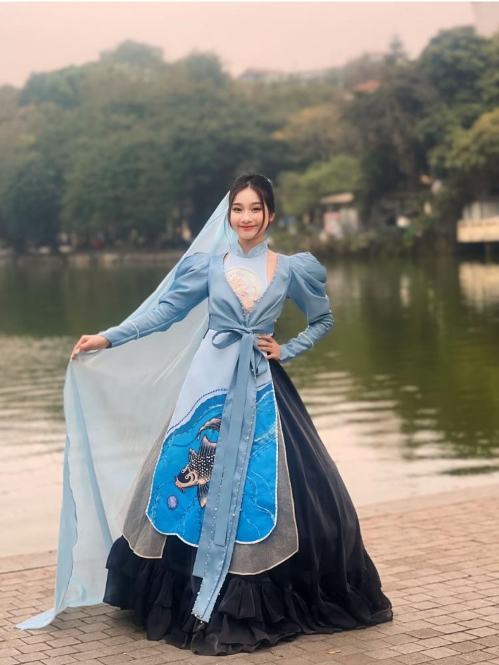 nguyen tran bao linh va nguyen phuong thao dien quoc phuc hoa sac di thi quoc te hinh 8