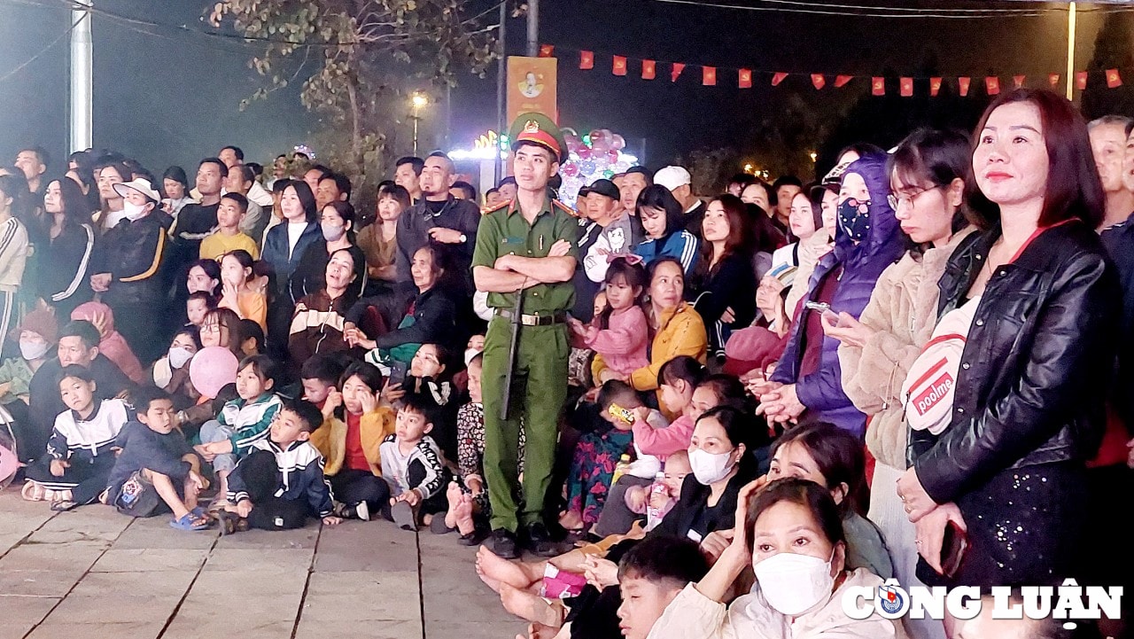 quang ninh ruc ro huyen dao co to trong le ky niem 30 nam ngay thanh lap huyen hinh 9
