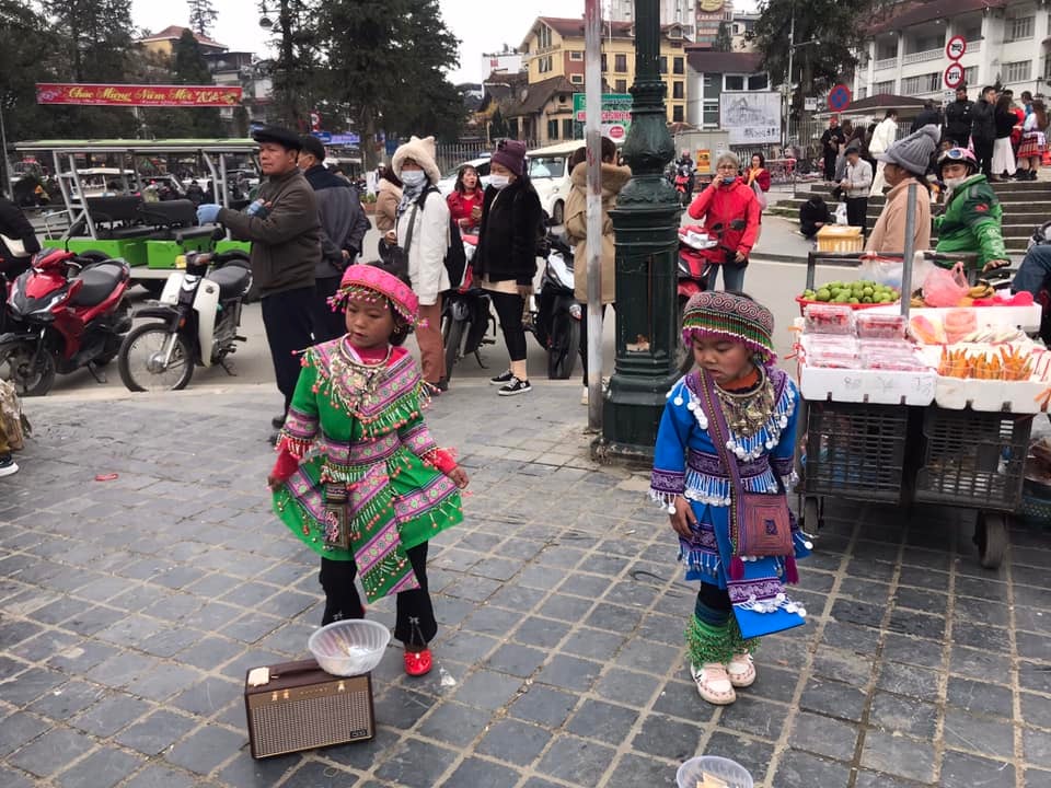 lao cai sa pa tai dien nan cheo keo du khach va dung tre em mua hat de xin tien hinh 1