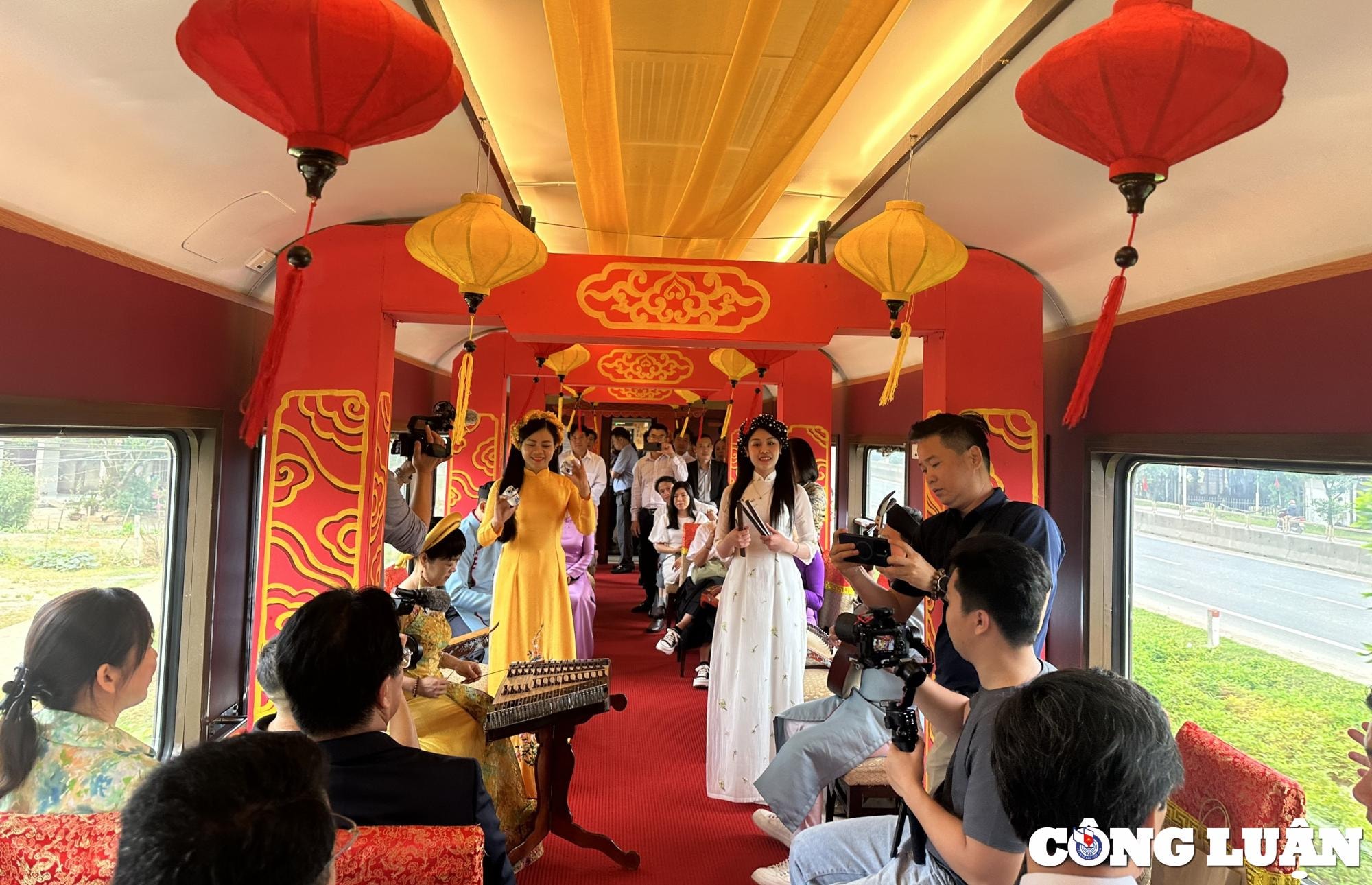 hinh anh an tuong tren chuyen tau ket noi di san mien trung hinh 1