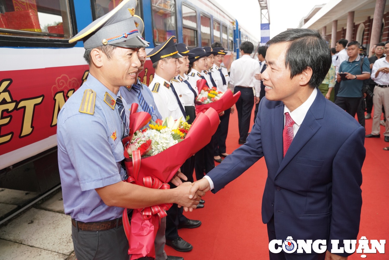 hinh anh an tuong tren chuyen tau ket noi di san mien trung hinh 3