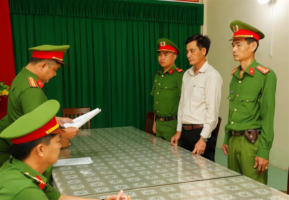 bat tam giam mot pho chu tich thi tran o hau giang hinh 1