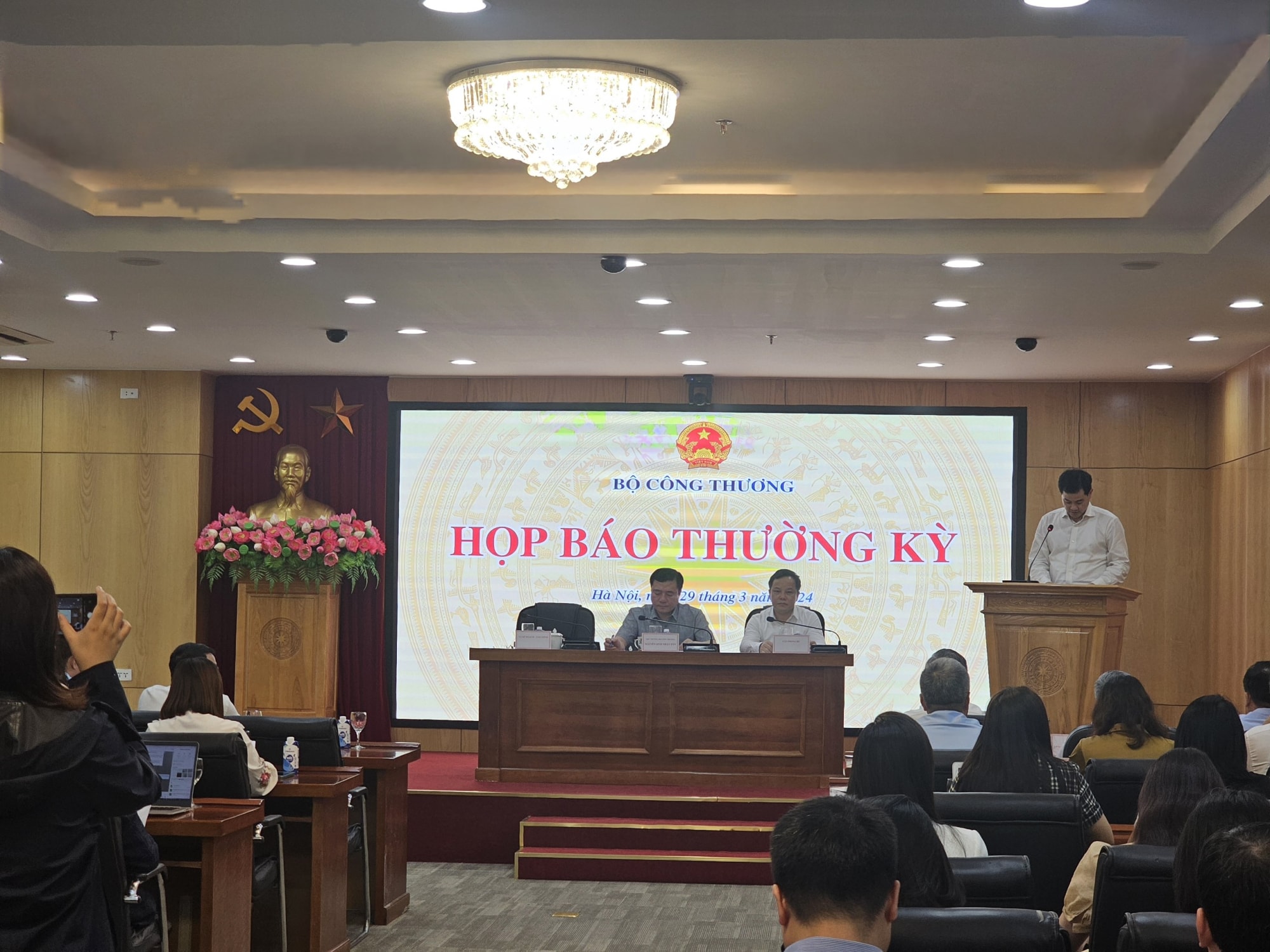 quy binh on xang dau boc lo nhieu bat cap vi sao bo cong thuong van giu hinh 2