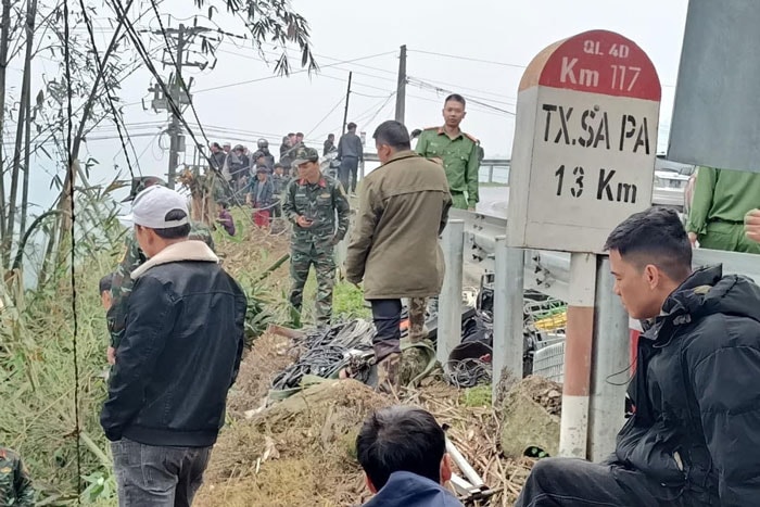 lao cai xe tai mat lai roi xuong vuc sau 100 met 4 nguoi bi thuong hinh 2