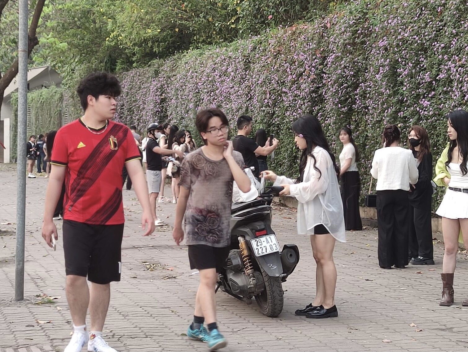 gioi tre ru nhau check in buc tuong hoa tim dang hot tai ha noi hinh 3