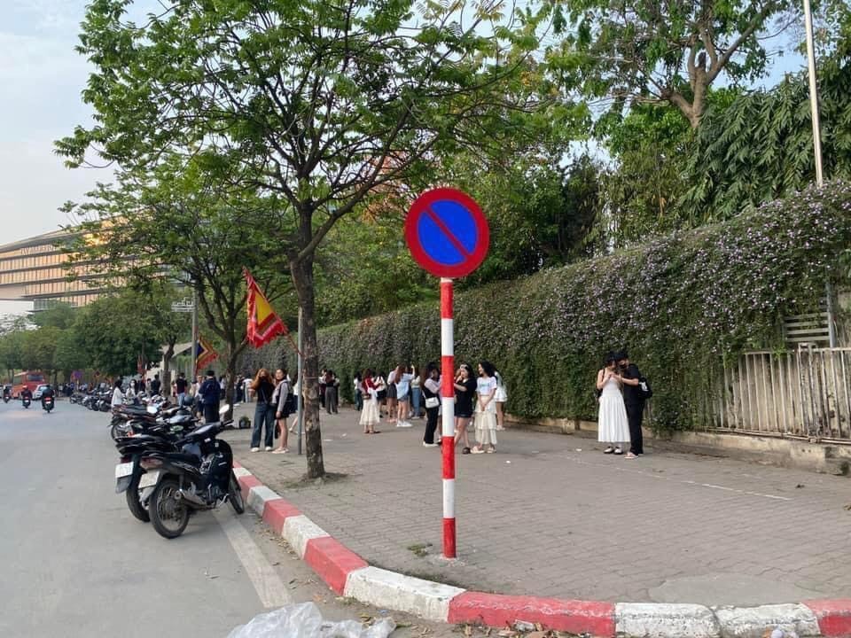 gioi tre ru nhau check in buc tuong hoa tim dang hot tai ha noi hinh 4