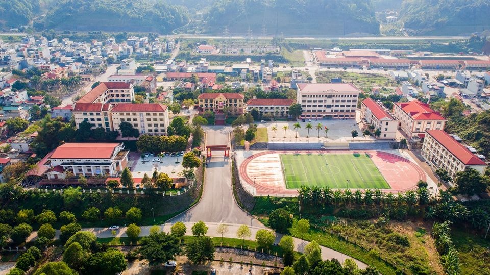 lao cai mot hoc sinh lop 11 roi tu tang 5 xuong san truong hinh 1