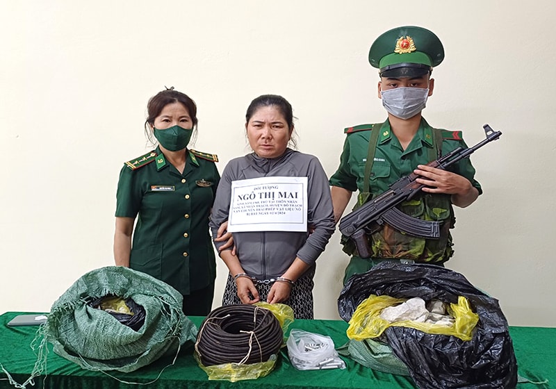 bat 2 doi tuong van chuyen trai phep vat lieu no o quang binh hinh 2