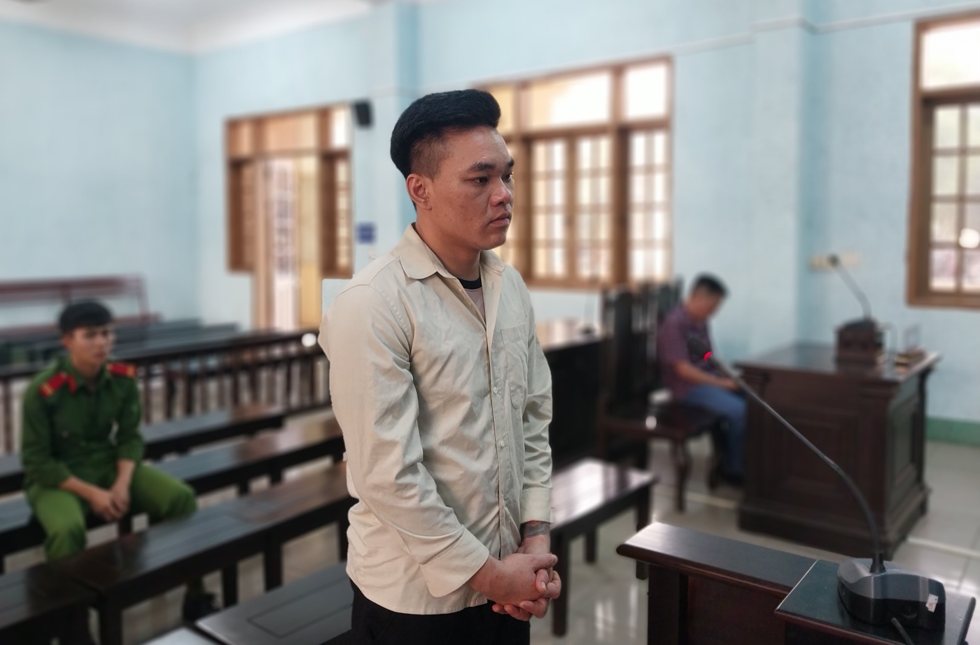 thanh nien ngang nhien trom xe o to bien xanh cua cong an tinh gia lai hinh 1