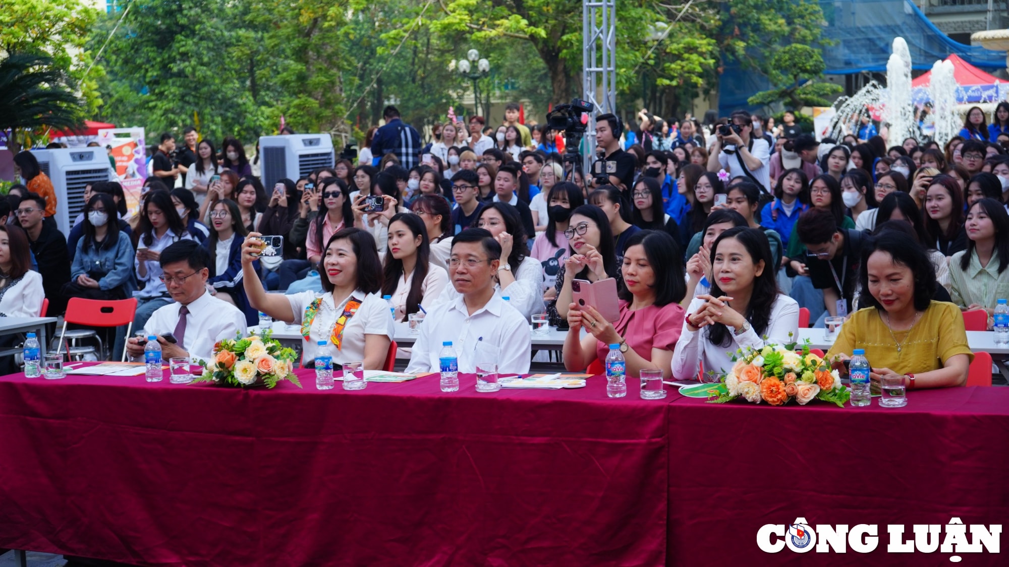 ngay hoi tu van tuyen sinh huong nghiep va viec lam cho sinh vien bao chi tuyen truyen hinh 1