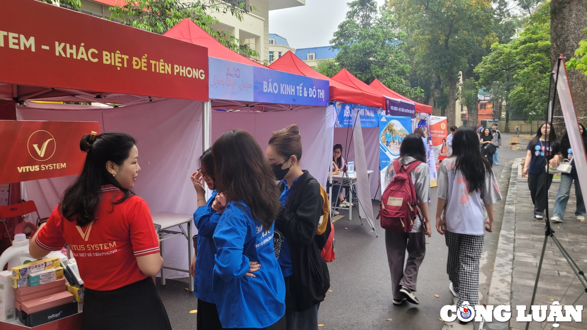 ngay hoi tu van tuyen sinh huong nghiep va viec lam cho sinh vien bao chi tuyen truyen hinh 9