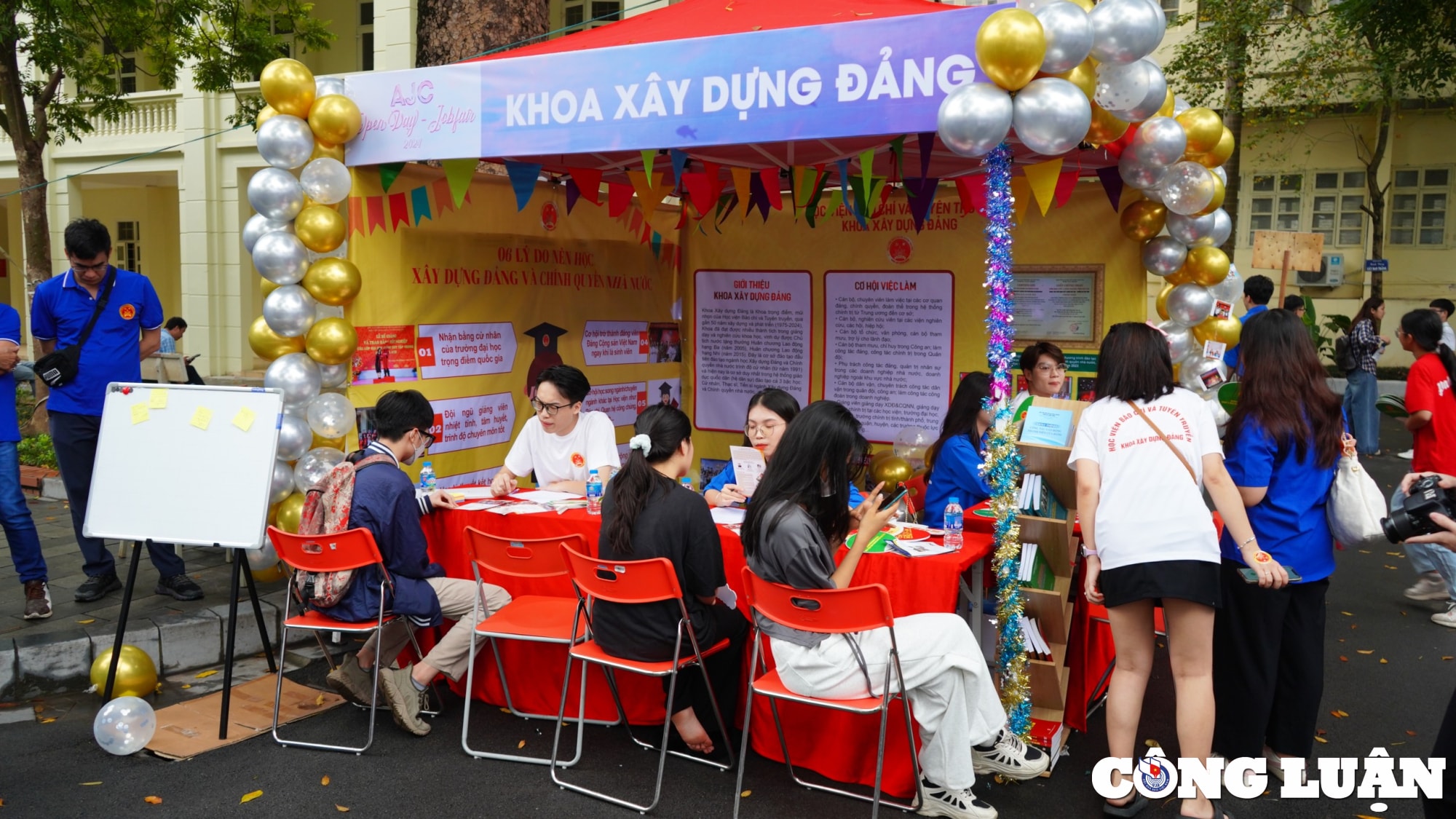 ngay hoi tu van tuyen sinh huong nghiep va viec lam cho sinh vien bao chi tuyen truyen hinh 10