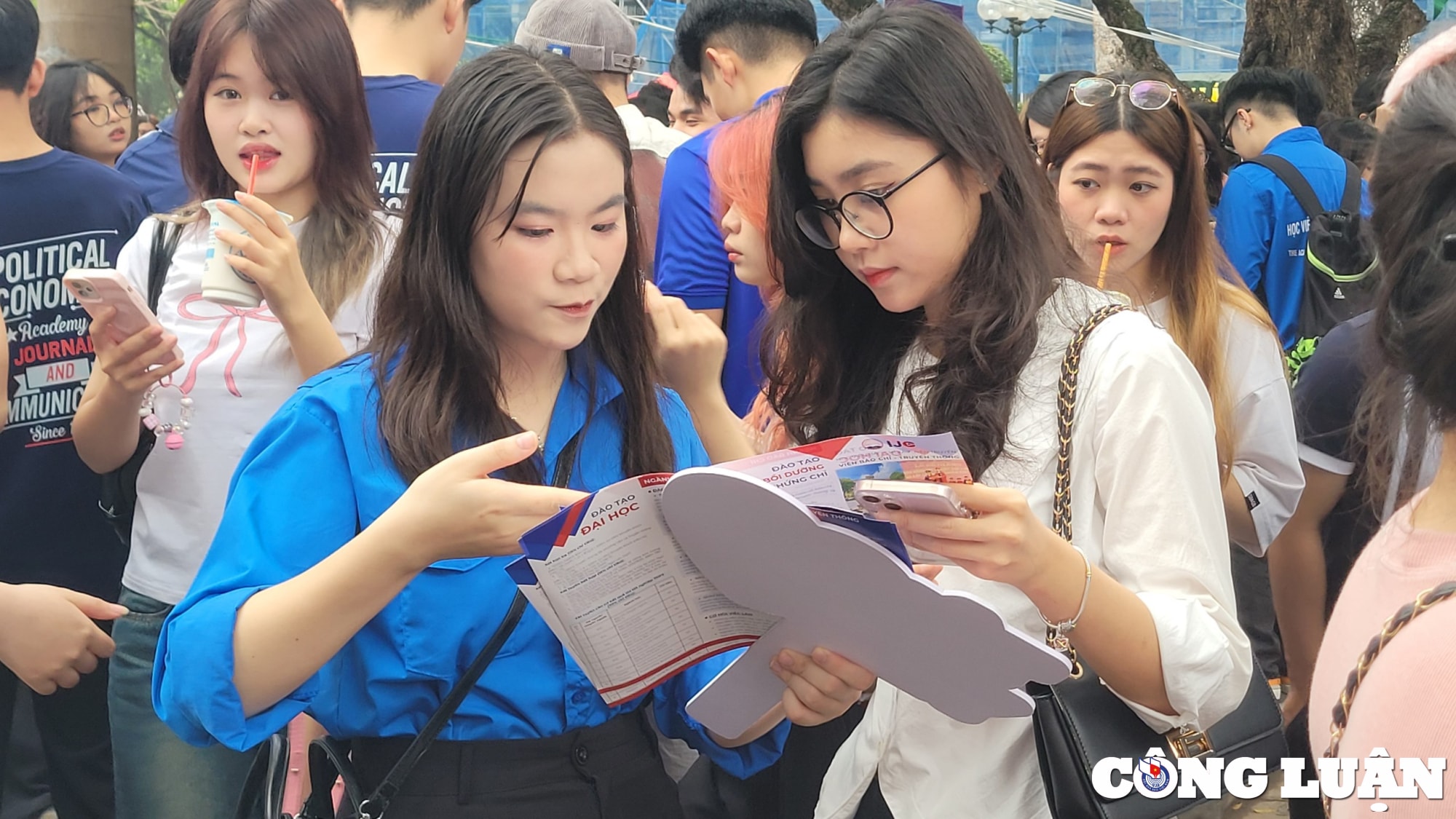 ngay hoi tu van tuyen sinh huong nghiep va viec lam cho sinh vien bao chi tuyen truyen hinh 12