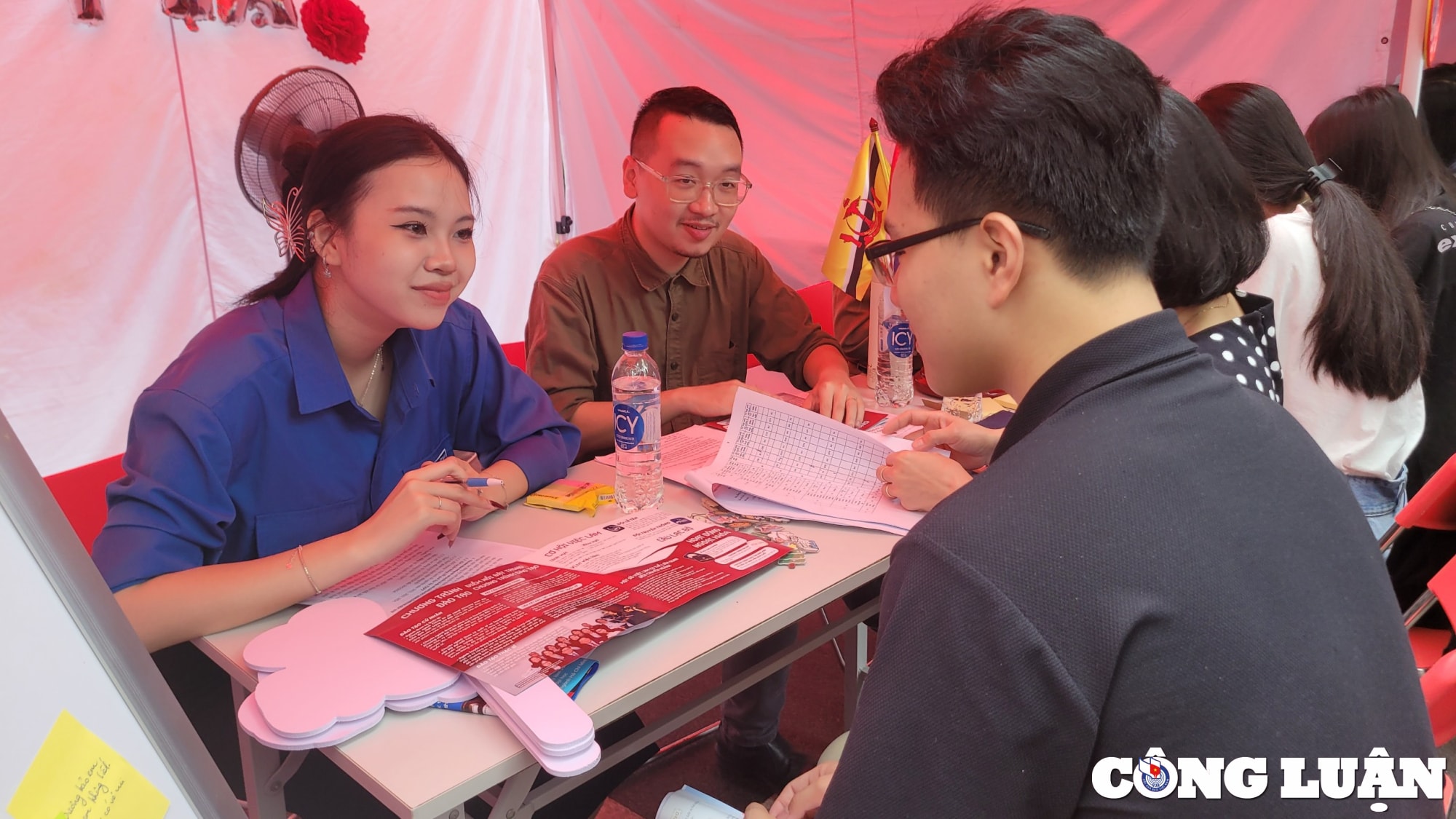 ngay hoi tu van tuyen sinh huong nghiep va viec lam cho sinh vien bao chi tuyen truyen hinh 11
