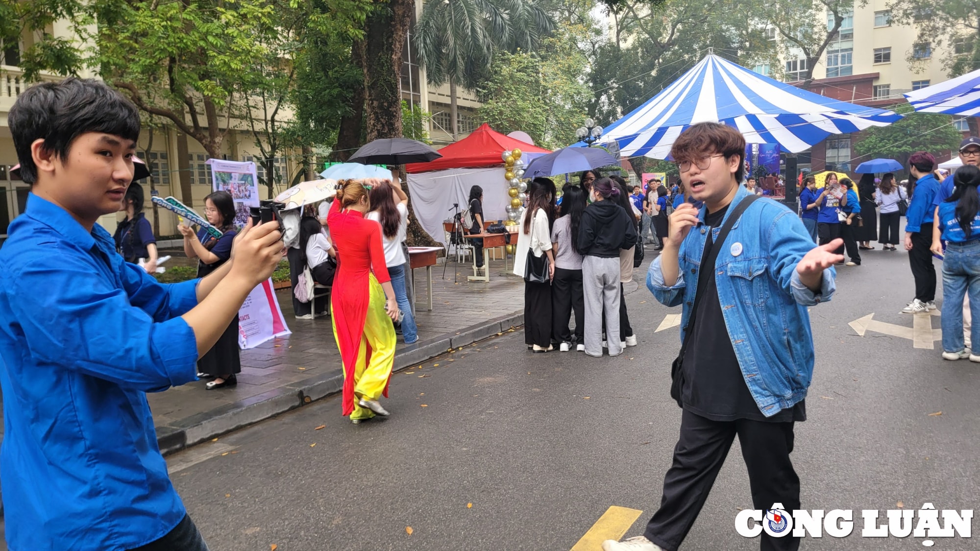 ngay hoi tu van tuyen sinh huong nghiep va viec lam cho sinh vien bao chi tuyen truyen hinh 13