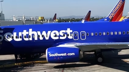 boeing lai gap su co khi mat vo dong co tren chiec 737 800 hinh 1