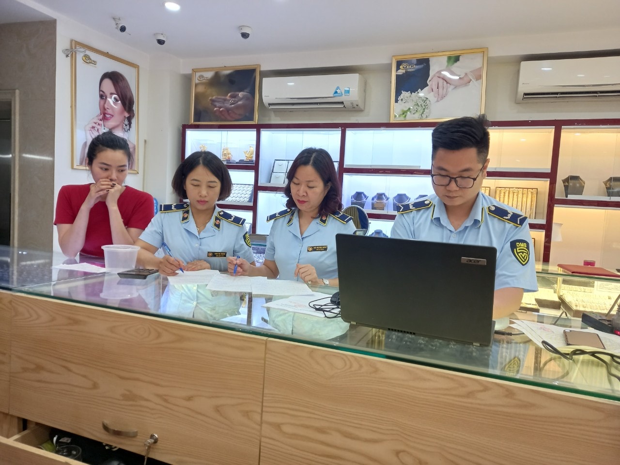 quang ninh phat hien cua hang ban vang gia mao nhan hieu de nghi xu phat 90 trieu dong hinh 1