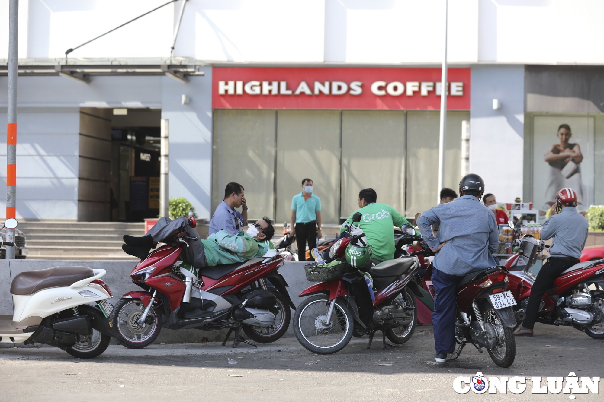nang nong sat moc lich su nguoi dan tp hcm ngop tho khi ra duong hinh 8