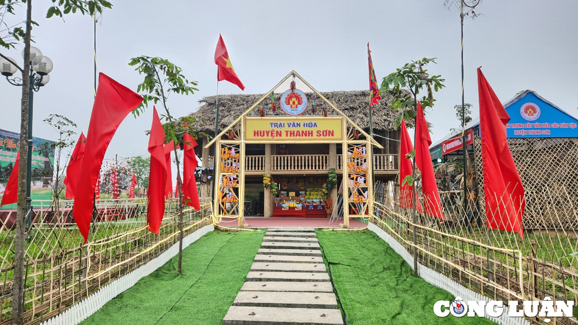 doc dao van hoa dac san dan toc tai hoi trai le hoi den hung 2024 hinh 22
