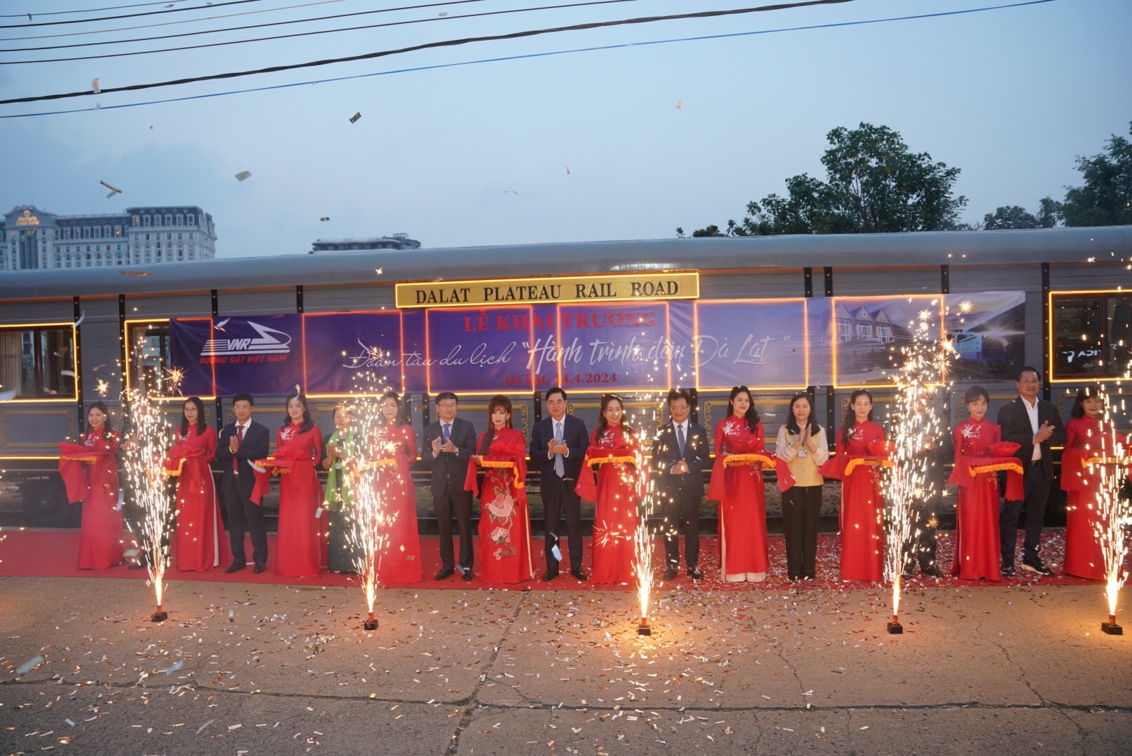 hinh anh thu vi tren tuyen duong sat hanh trinh dem da lat hinh 2