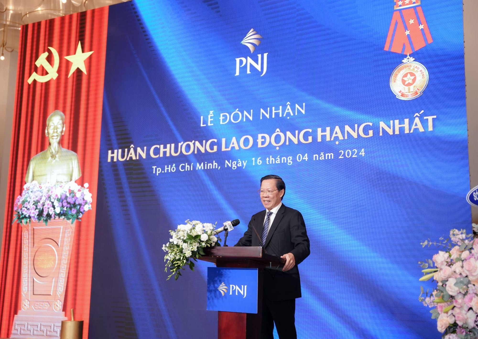 pnj va chu tich hdqt cao thi ngoc dung vinh du nhan huan chuong lao dong hang nhat lan thu hai hinh 2