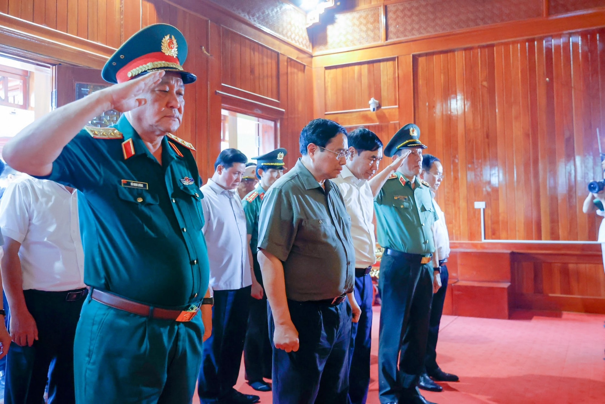 thu tuong pham minh chinh dang huong dai tuong vo nguyen giap va tang qua tri an 20 gia dinh chien si dien bien hinh 2