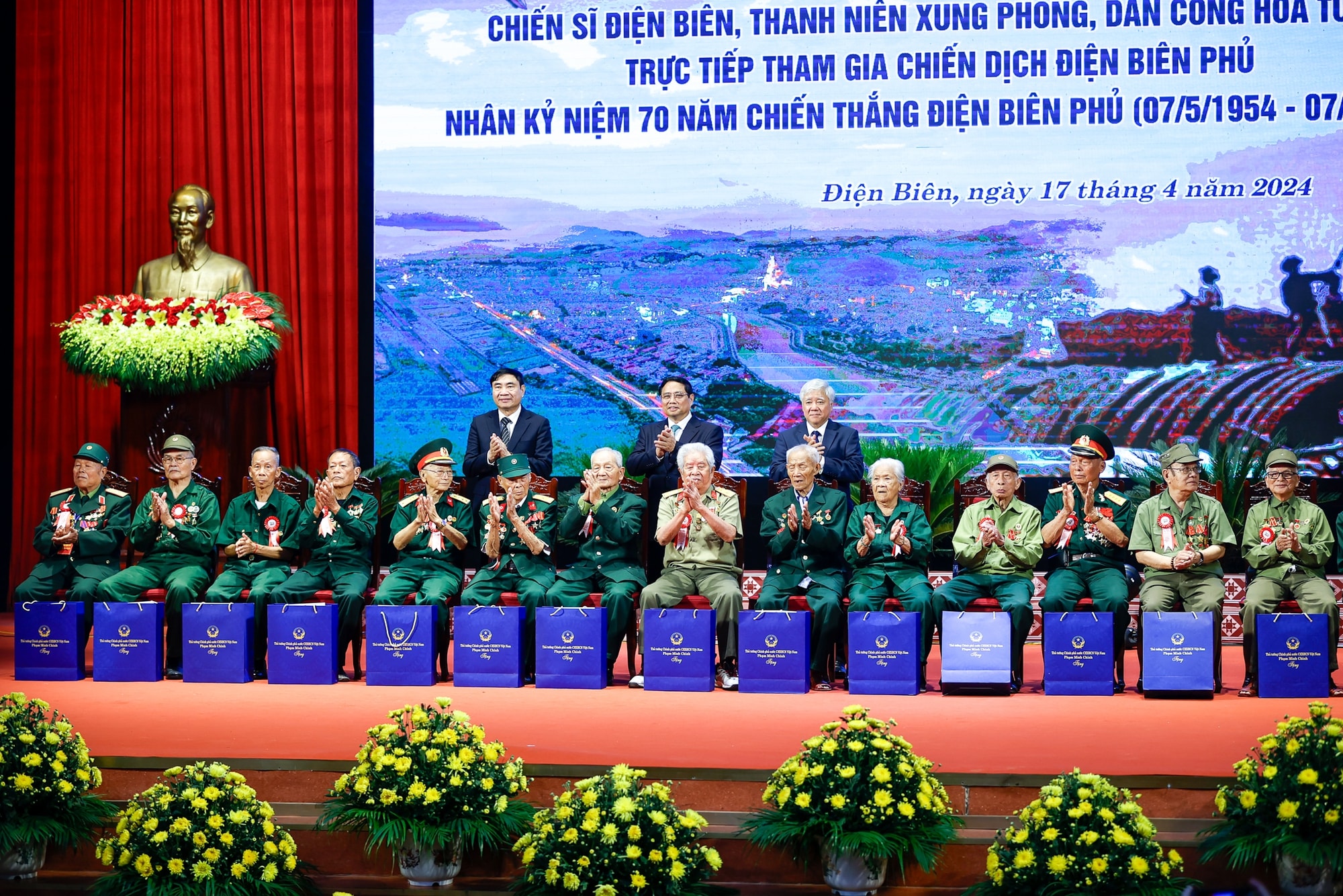 chien thang dien bien phu mai mai la ban anh hung ca bat diet hinh 5