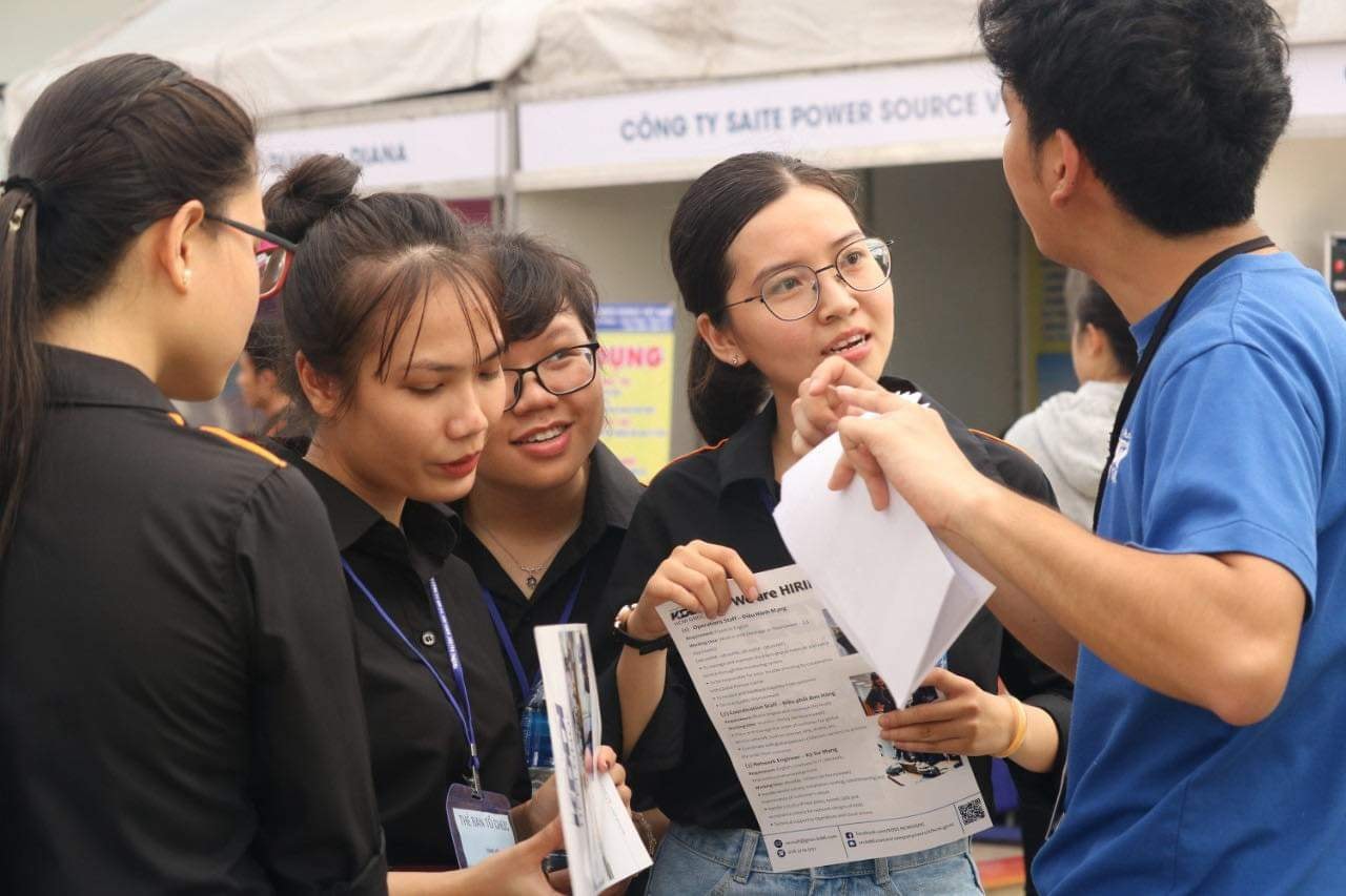 nhieu co hoi thuc tap lam viec cho sinh vien tai ngay hoi viec lam ussh job fair 2024 hinh 1