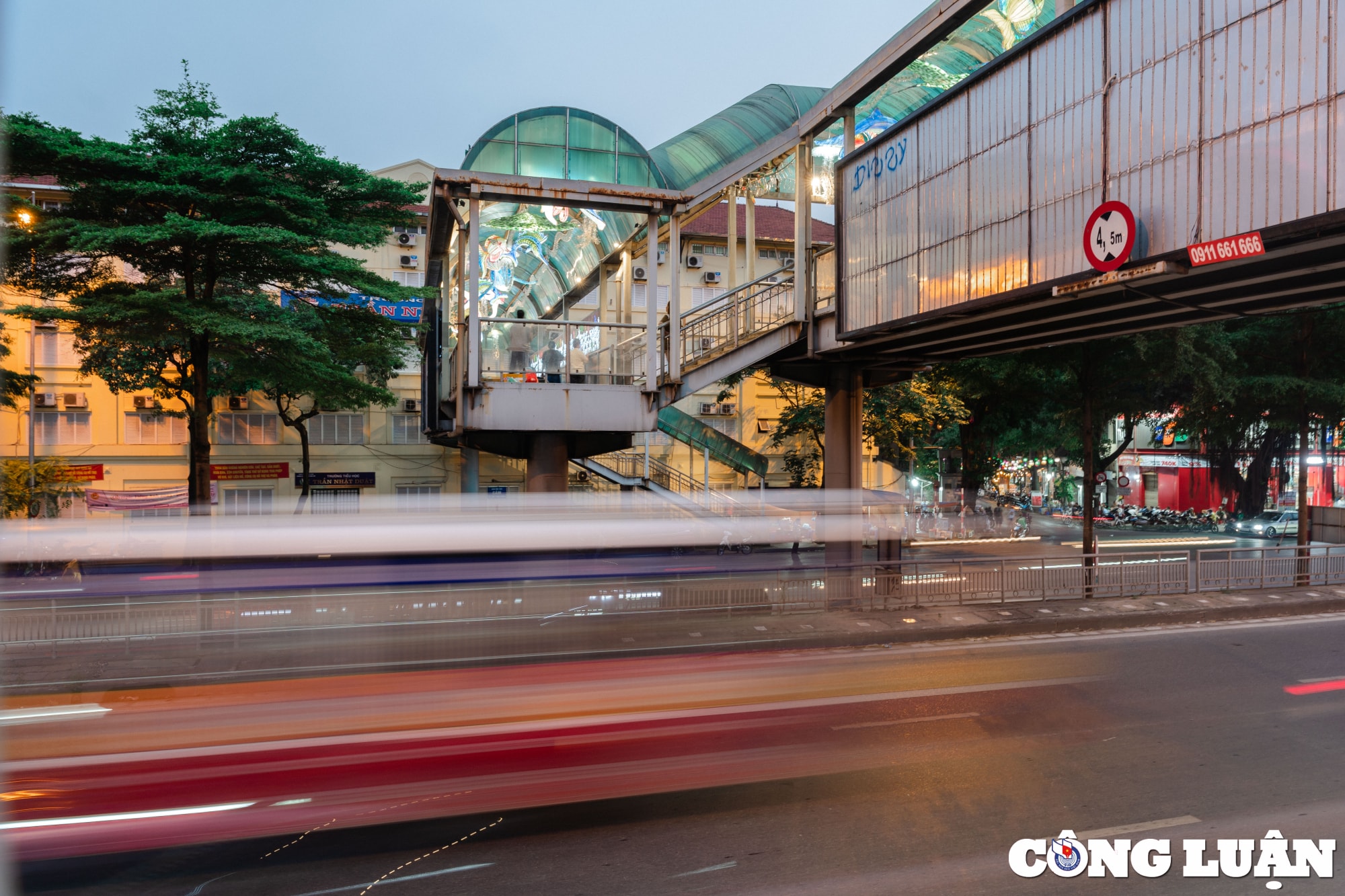ngo ngang voi khong gian nghe thuat dac sac tren cau di bo o ha noi hinh 1