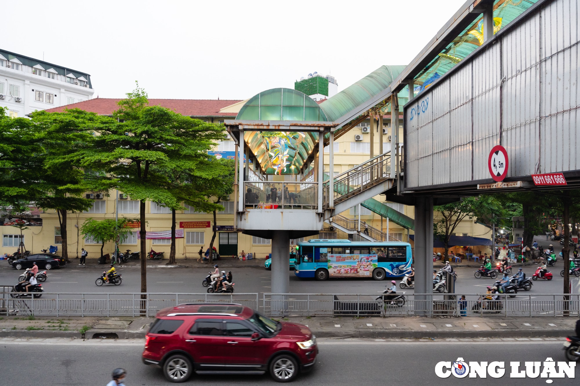ngo ngang voi khong gian nghe thuat dac sac tren cau di bo o ha noi hinh 2