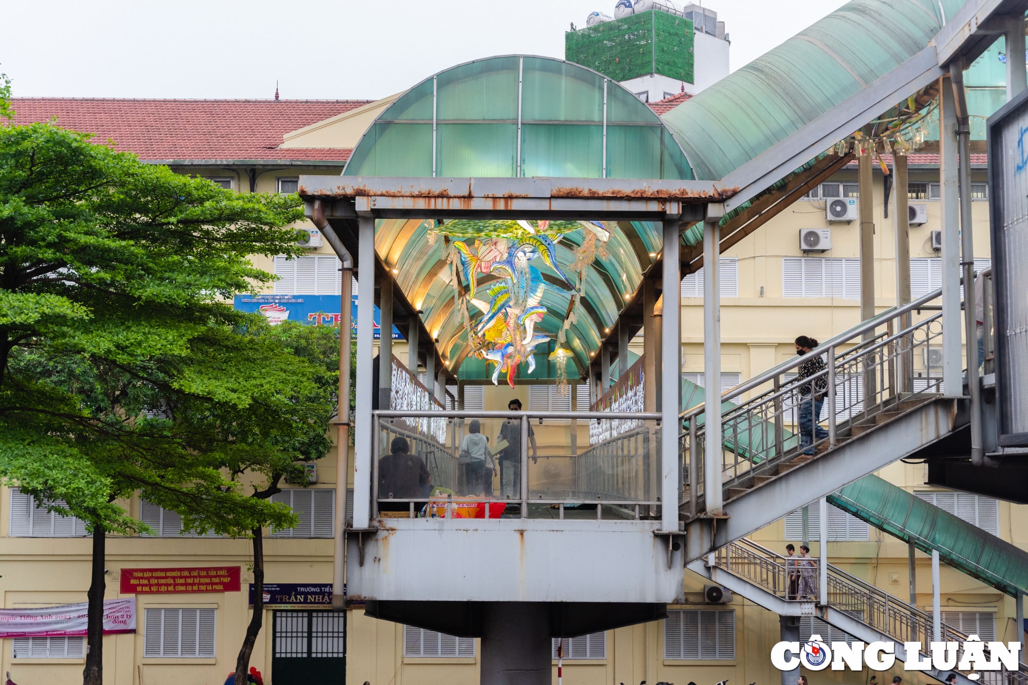 ngo ngang voi khong gian nghe thuat dac sac tren cau di bo o ha noi hinh 3