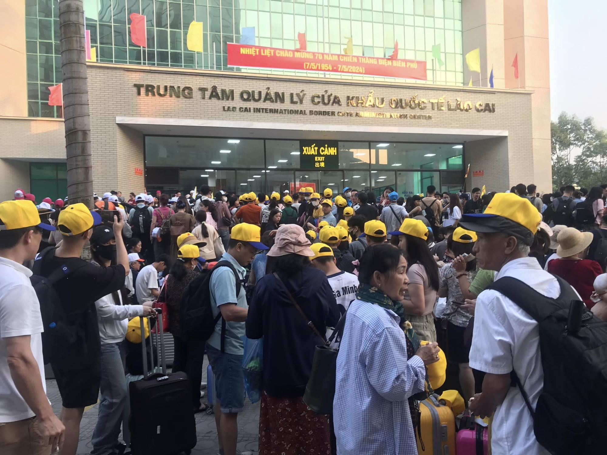 ngay nghi le dau tien co hon 2000 du khach xuat canh qua trung quoc tai cua khau quoc te lao cai hinh 2